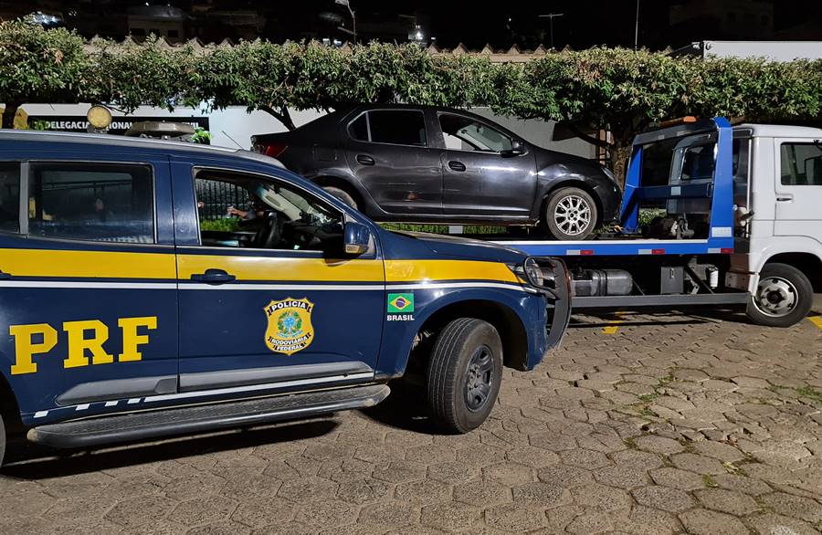Carro clonado e com registro de furto é recuperado pela PRF em Leopoldina