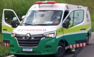 Caminhão carregado de sofás bate em talude e deixa motorista ferido em Além Paraíba