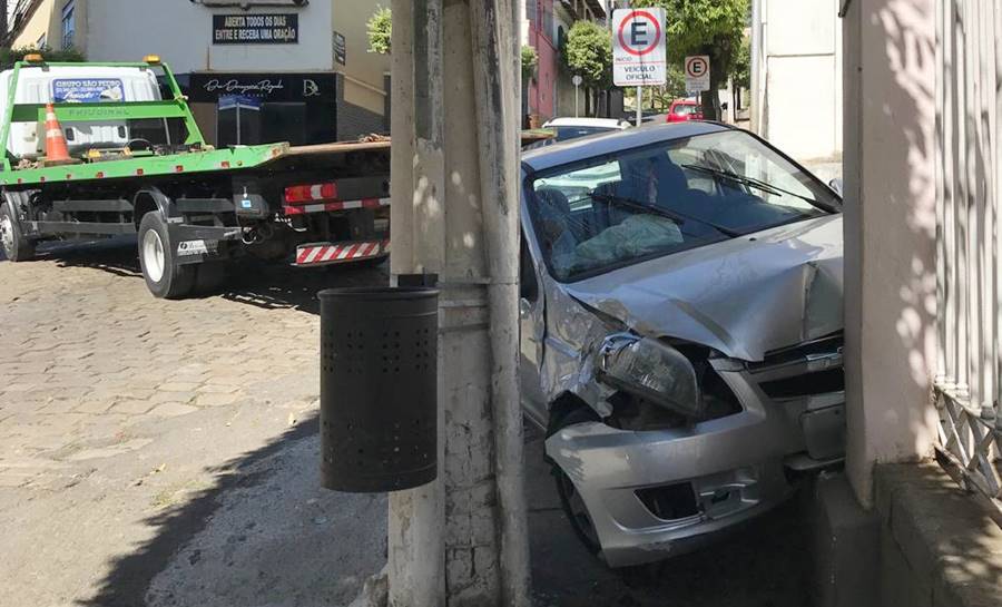 Idoso fica ferido após carro colidir contra muro da prefeitura em Leopoldina