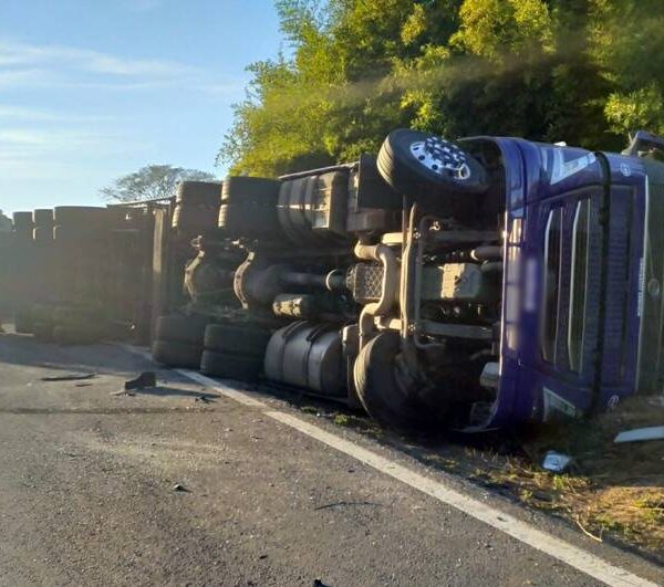 Carreta carregada com café tomba na BR-116 próximo à Serra da Vileta em Leopoldina