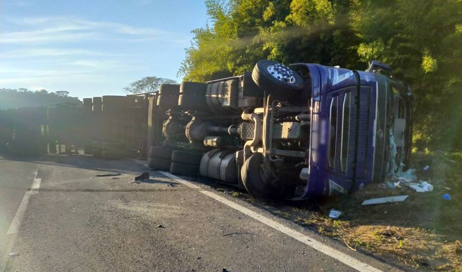 Carreta carregada com café tomba na BR-116 próximo à Serra da Vileta em Leopoldina