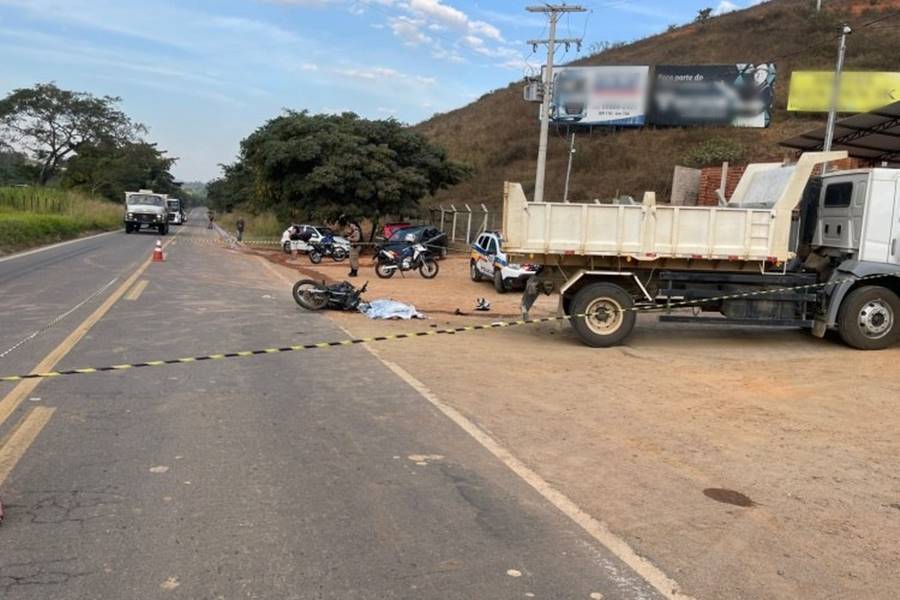 Motociclista morre após colidir com caminhão na BR-356 em Muriaé