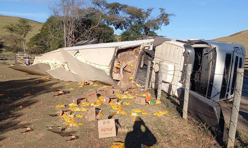 Carreta carregada com produtos alimentícios tomba na MG-285 em Piraúba