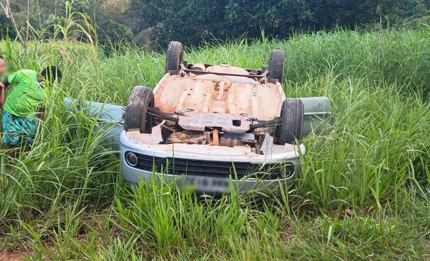 Carro com motorista e filhos capota em Leopoldina próximo ao distrito de Tebas