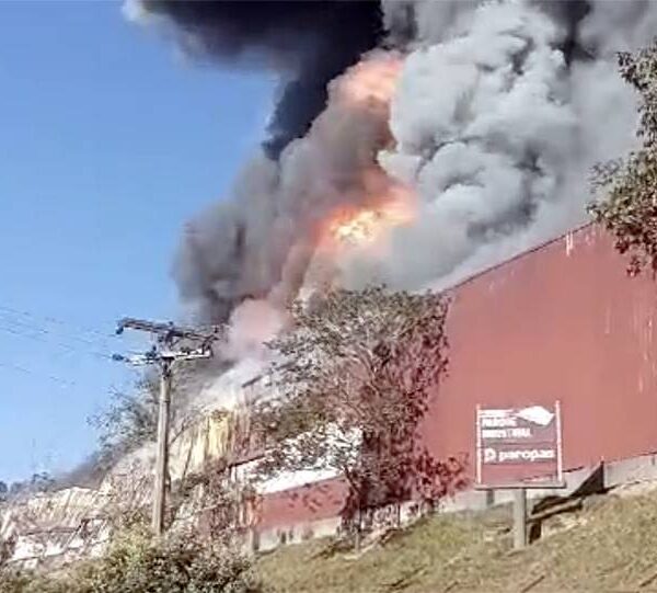 Incêndio de grandes proporções atinge fábrica de colchões em Ubá
