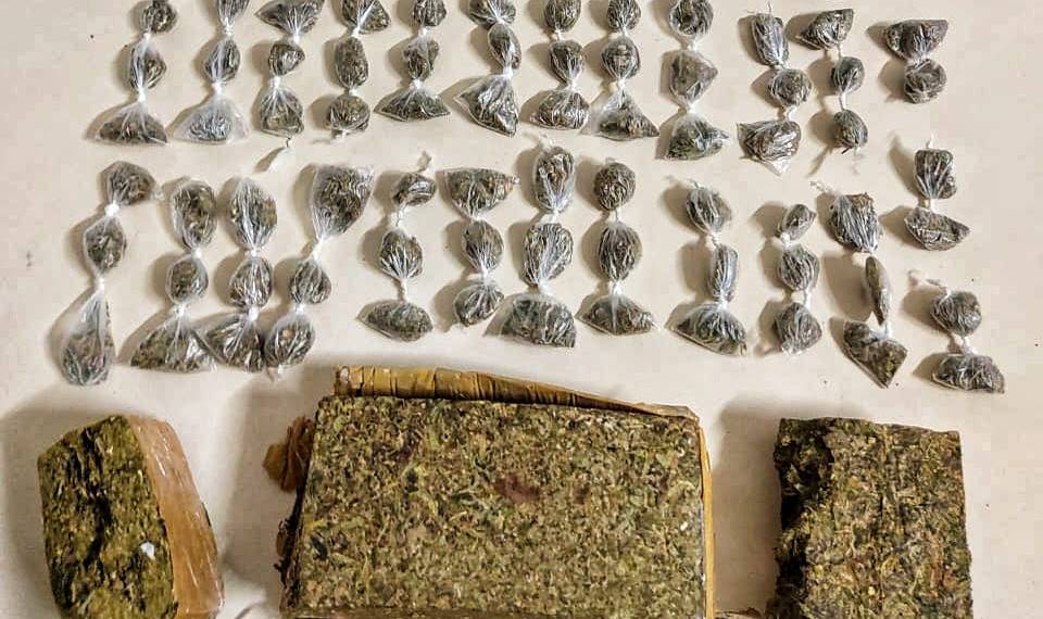 Dois são presos pela PM com buchas e barras de maconha no Imperador em Leopoldina