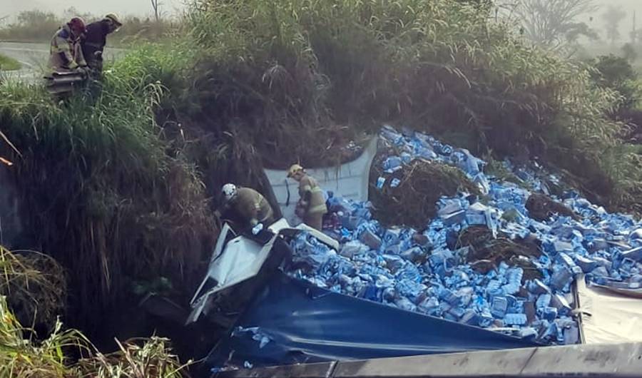 Caminhão cai em córrego e motorista morre na BR-267 em Maripá de Minas