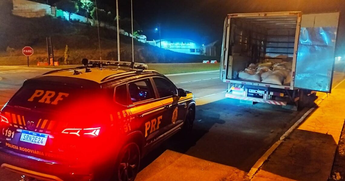 Quatro pessoas são presas transportando carga de café saqueada de carreta em Leopoldina