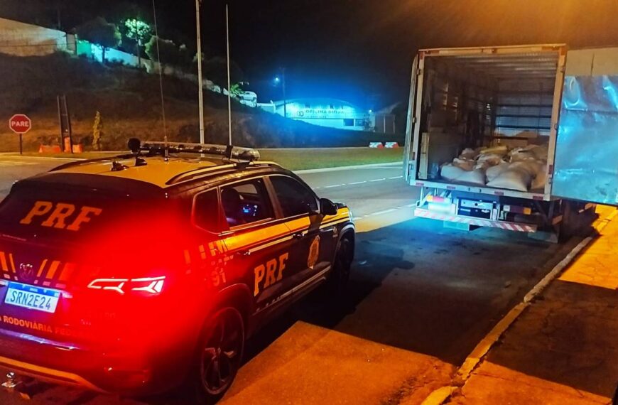 Quatro pessoas são presas transportando carga de café saqueada de carreta em Leopoldina