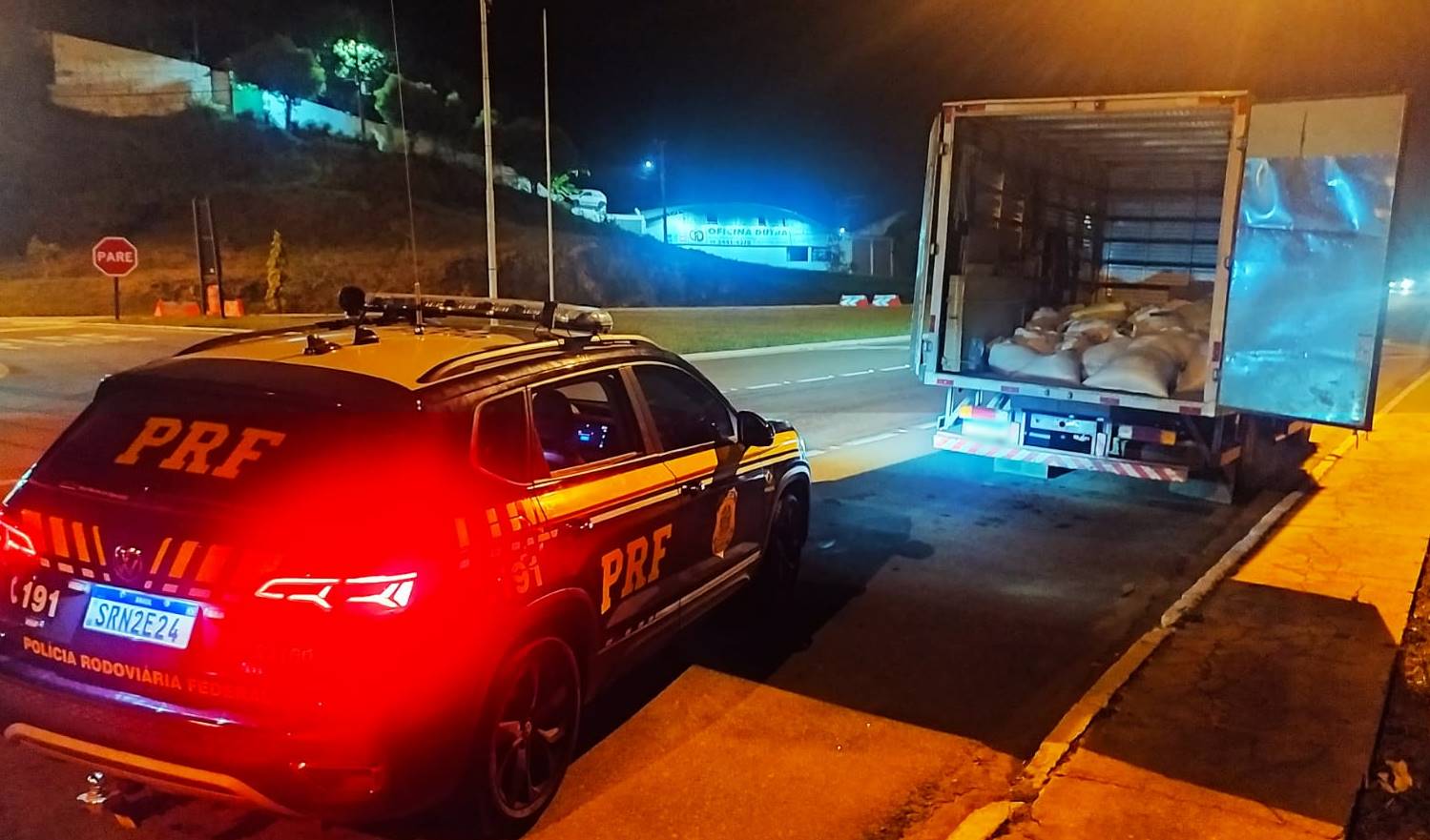 Quatro pessoas são presas transportando carga de café saqueada de carreta em Leopoldina