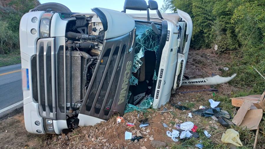 Carreta carregada com frios tomba na BR-116 em Leopoldina