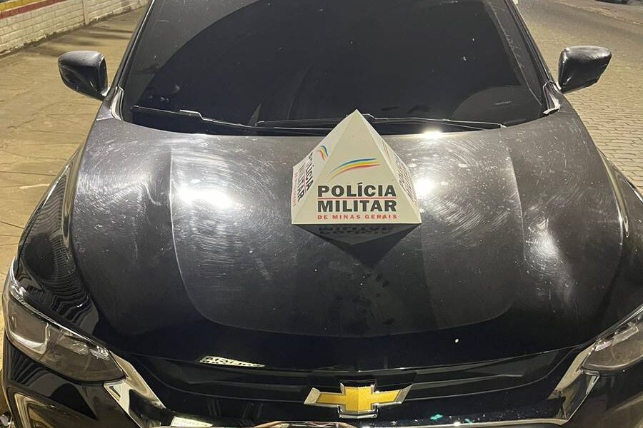 Abordagem da PM em Leopoldina termina com apreensão de carro clonado