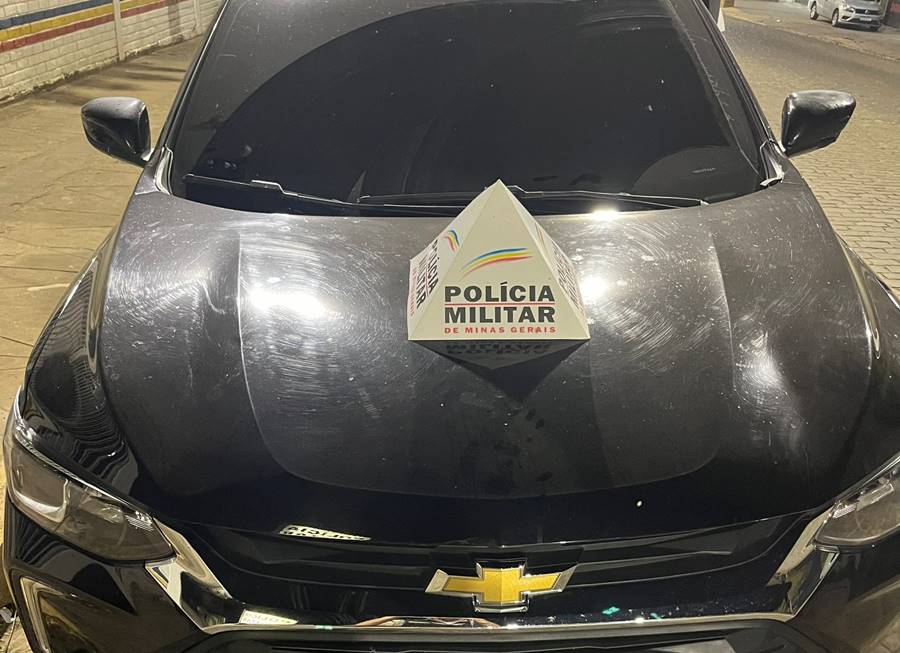 Abordagem da PM em Leopoldina termina com apreensão de carro clonado