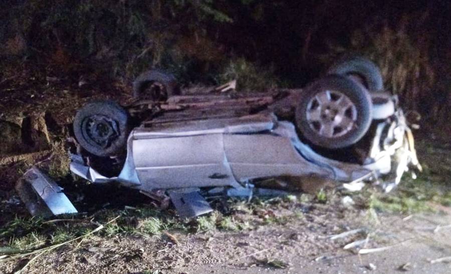 Carro capota e deixa ocupante ferido na BR-116 entre Leopoldina e Além Paraíba