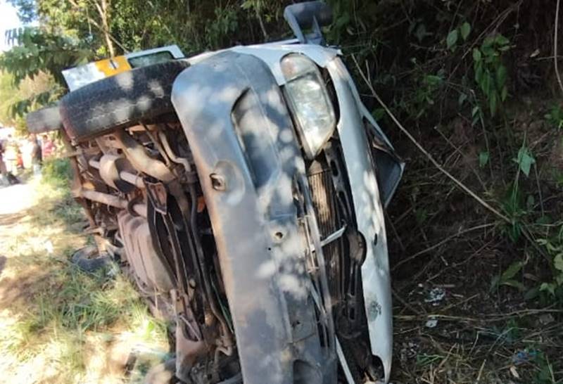 Van escolar com 12 crianças capota em Mar de Espanha