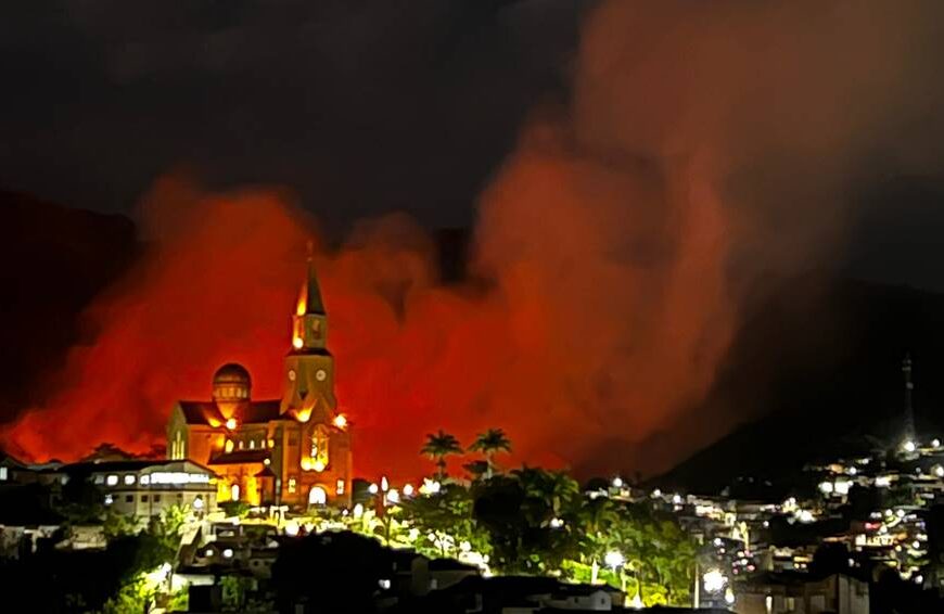 Queimada às margens da Avenida Jehu Faria mobiliza Corpo de Bombeiros em Leopoldina