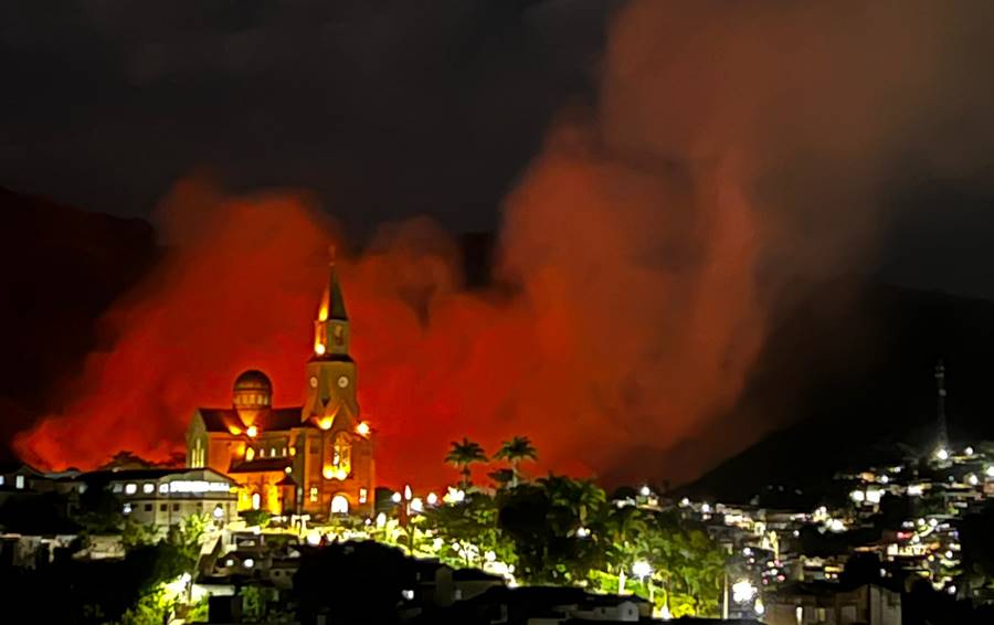 Queimada às margens da Avenida Jehu Faria mobiliza Corpo de Bombeiros em Leopoldina