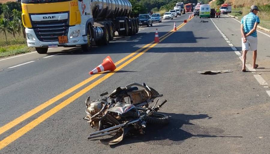 Três pessoas morrem em acidente entre moto e automóvel próximo ao trevo de Recreio na BR-116