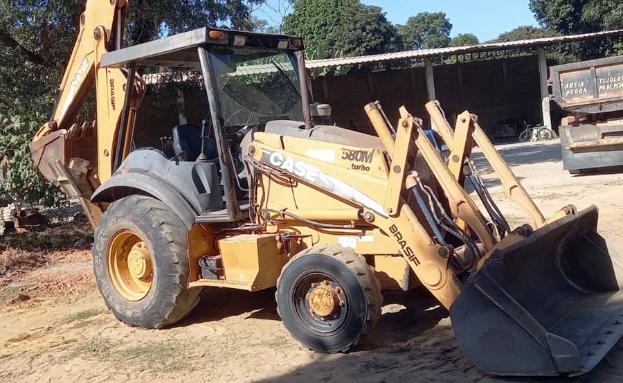 Dupla suspeita de furtar retroescavadeira em JF é presa em Cataguases
