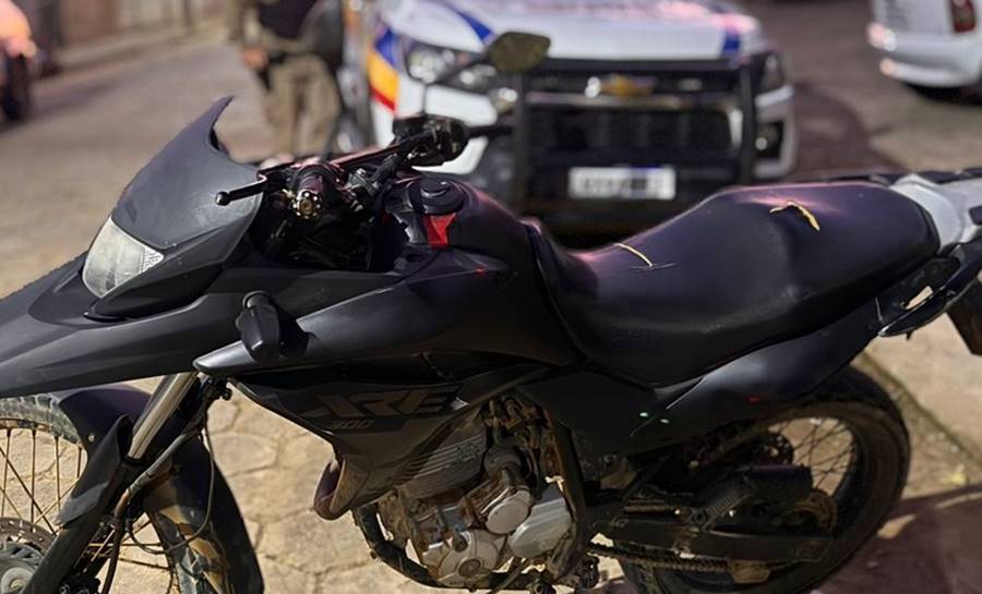 Moto furtada e pintada com tinta spray é recuperada em Leopoldina
