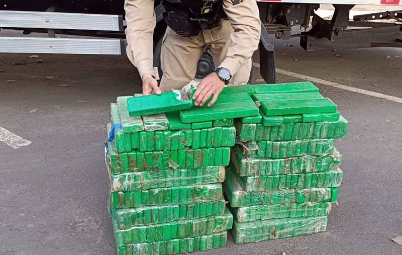 Motorista abandona veículo com 250 kg de maconha em Ubá