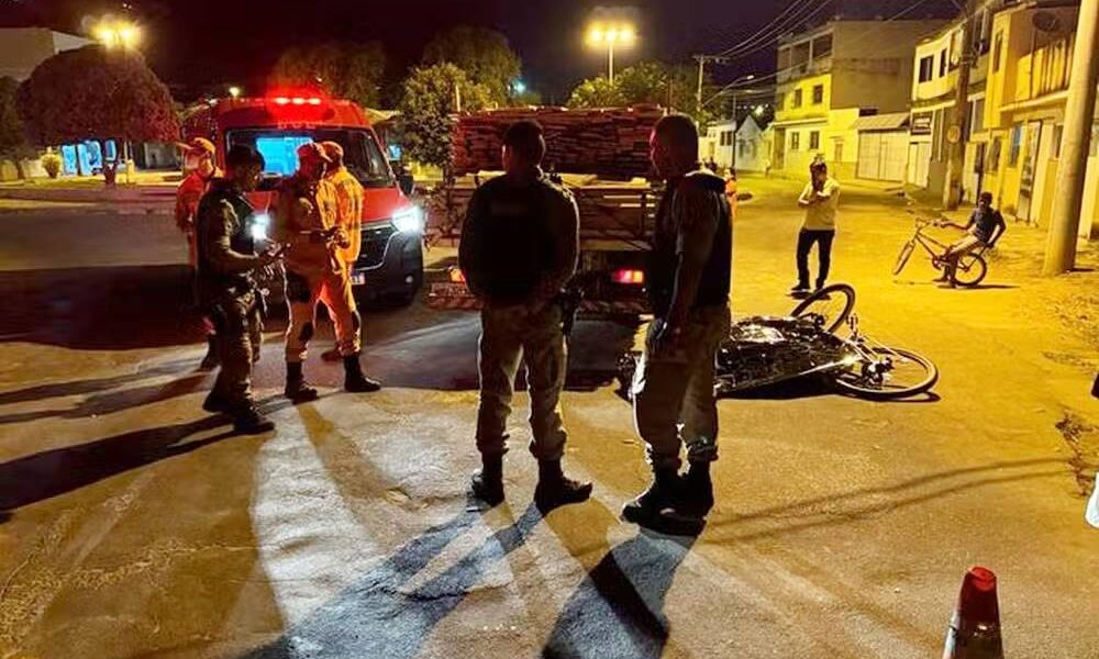 Ciclista morre após se desequilibrar e ser atropelada por caminhão em Muriaé
