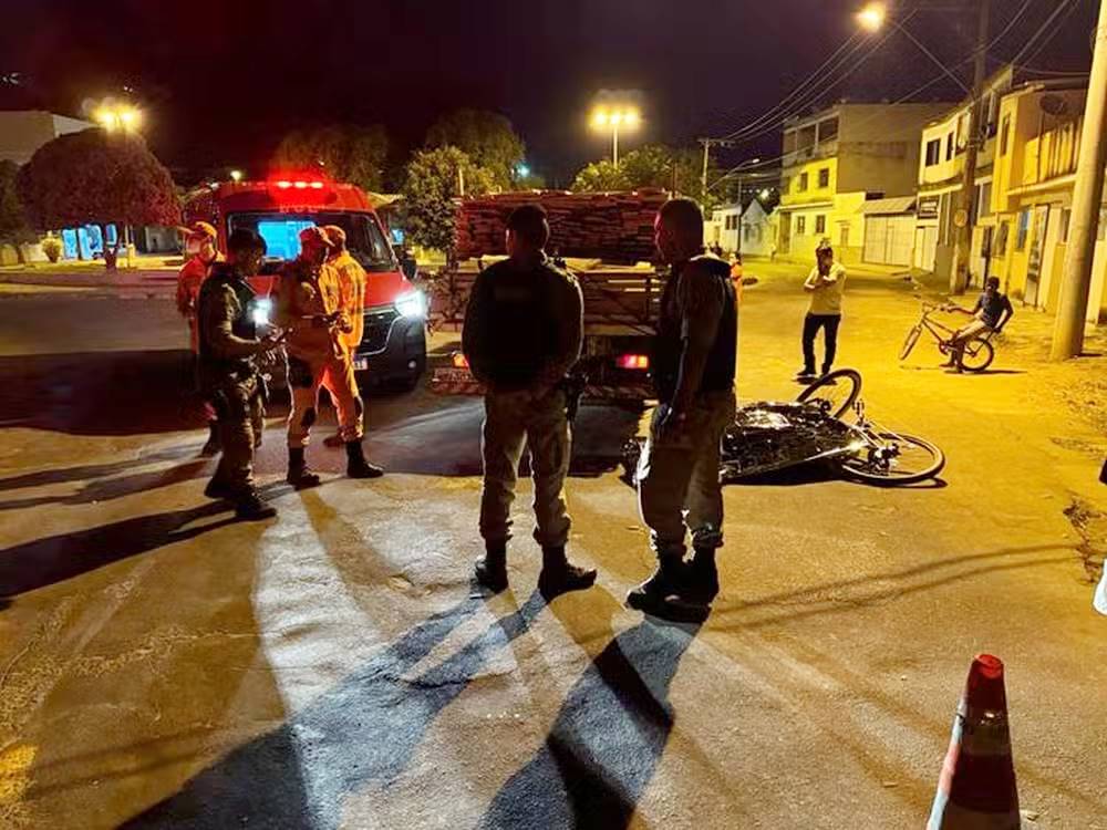 Ciclista morre após se desequilibrar e ser atropelada por caminhão em Muriaé