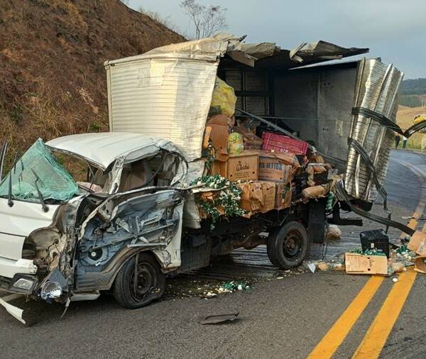 Batida entre caminhão e carreta deixa dois feridos na BR-116 em Leopoldina