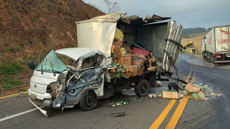 Batida entre caminhão e carreta deixa dois feridos na BR-116 em Leopoldina