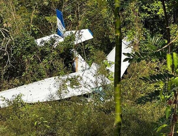 Avião monomotor faz pouso forçado em Muriaé com duas pessoas a bordo