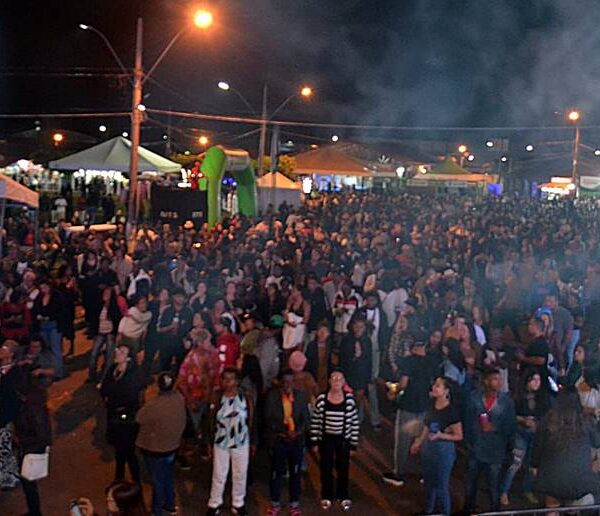Show com João Neto & Frederico lota Parque de Exposições de Leopoldina