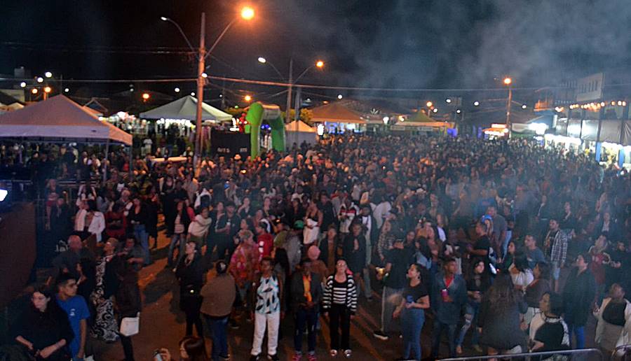 Show com João Neto & Frederico lota Parque de Exposições de Leopoldina