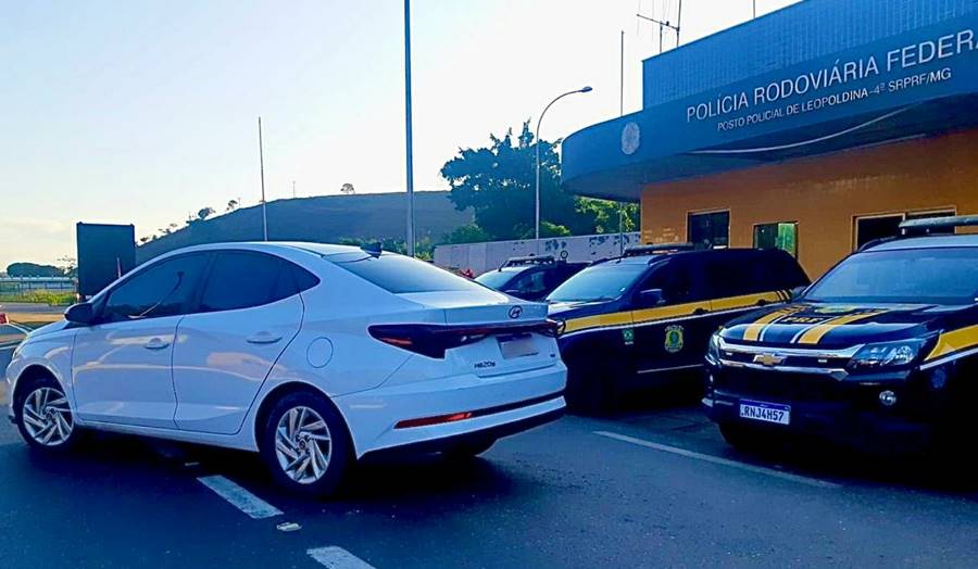 Carro roubado no Rio de Janeiro é recuperado pela PRF em Leopoldina