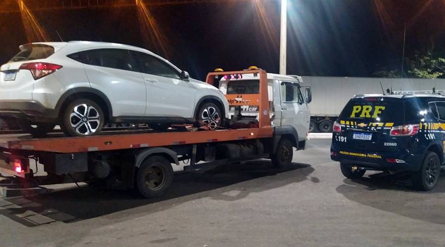 Carro roubado em Campos dos Goytacazes é recuperado pela PRF em Muriaé