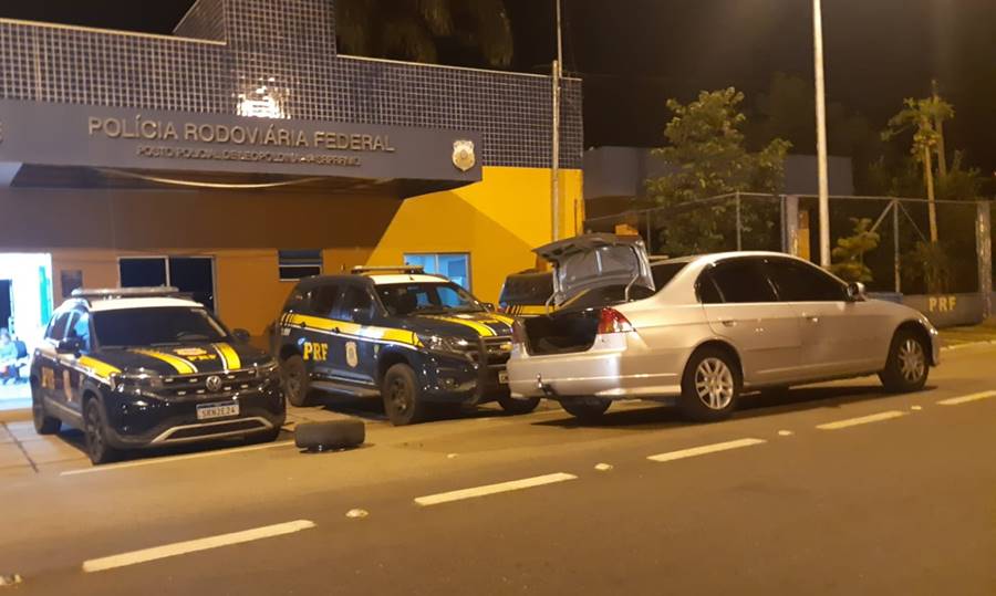 PRF prende casal transportando 868 pinos de cocaína durante fiscalização em Leopoldina