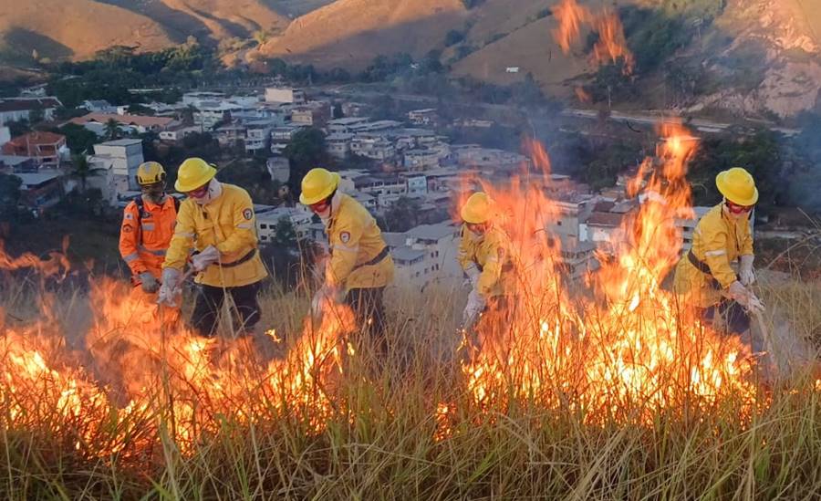 Bombeiros Militares capacitam brigadistas em Fervedouro e Miradouro