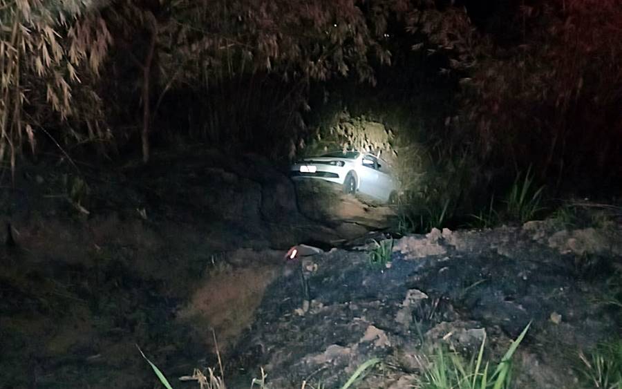 Carro cai em barranco e fica preso por bambuzal em Leopoldina