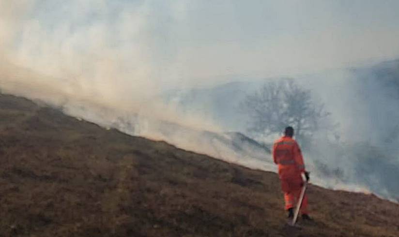 Incêndio consome vegetação na Pinguda em Leopoldina e fumaça se espalha pela cidade