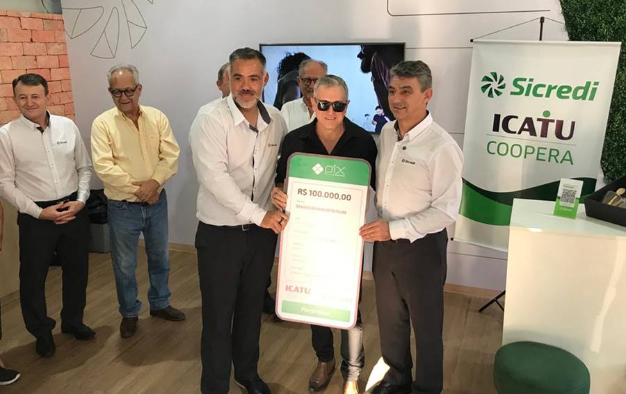 Sicredi e Icatu entregam prêmio de R$100 mil para associado de Leopoldina