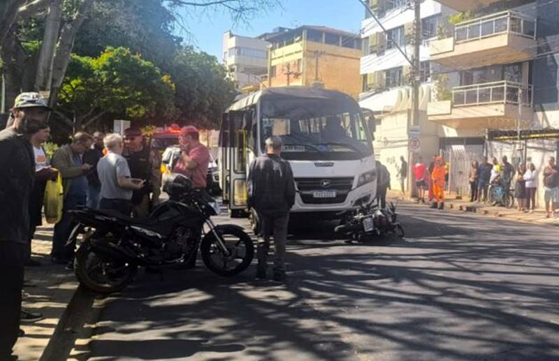 Motociclista morre após bater de frente com micro-ônibus no Centro de Muriaé