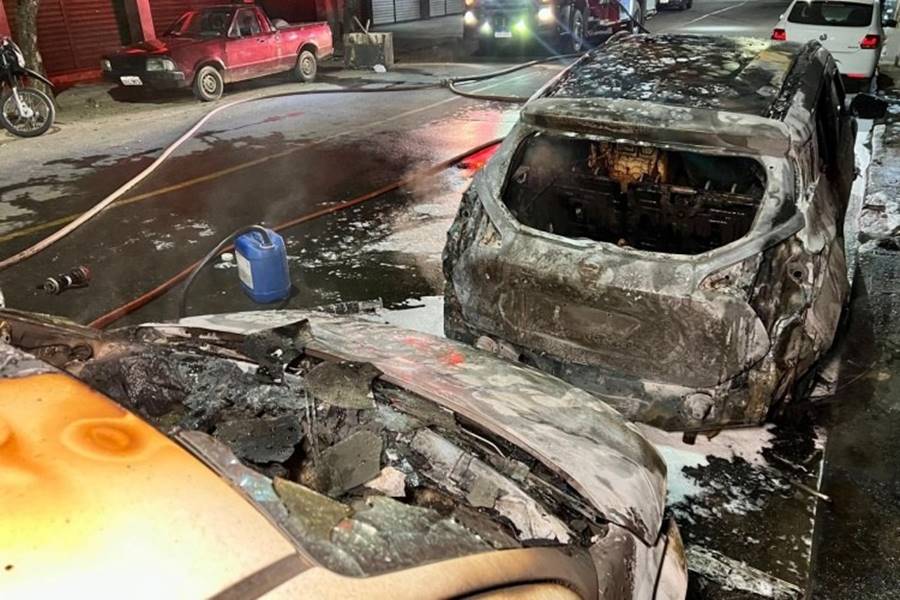 Moradores em situação de rua colocam fogo em entulho que atinge carros em Muriaé