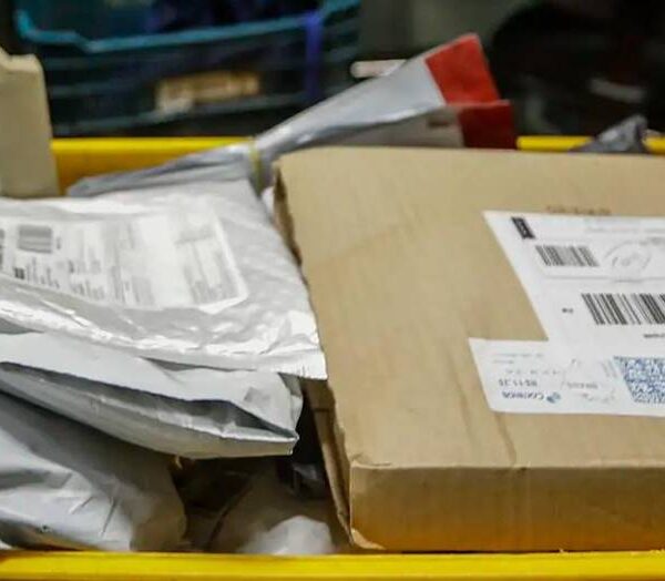 Correios alertam sobre golpe cobrando taxa para retirar encomenda