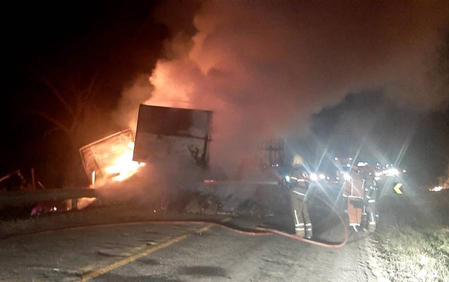 Carretas batem de frente e pegam fogo em curva na BR-267 entre Bicas e JF