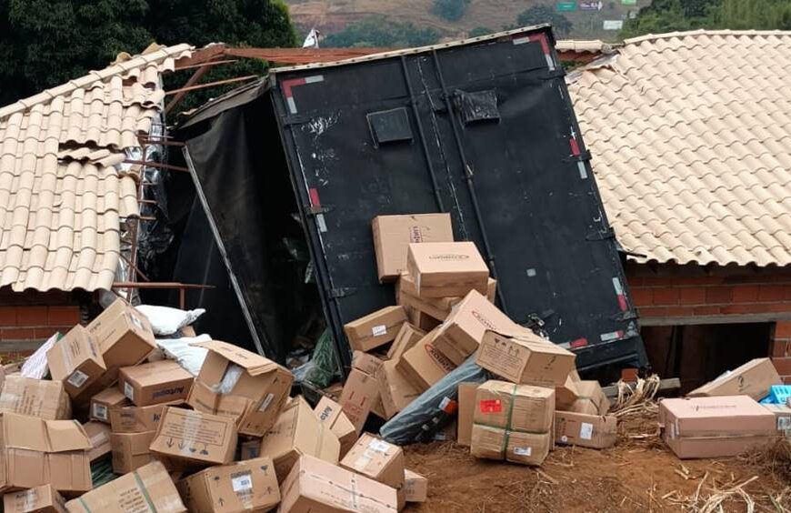 Caminhão cai em ribanceira e invade residência na Serra da Vileta em Leopoldina