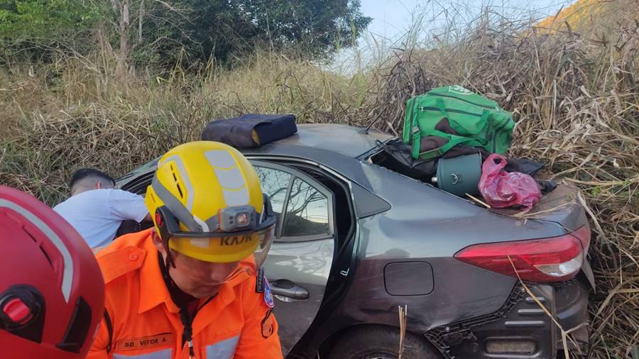 Carro capota e cai em ribanceira na BR-267 entre Leopoldina e Argirita