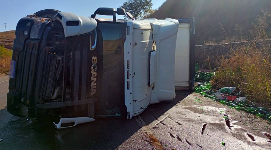 Carreta carregada com cerveja tomba na BR-393 em Estrela Dalva