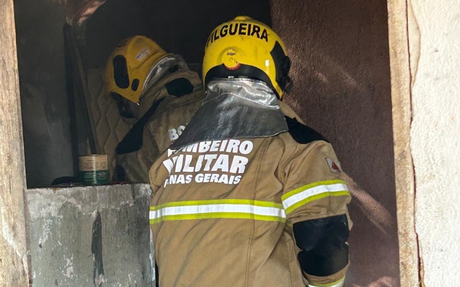 Briga termina com casa incendiada em Cataguases
