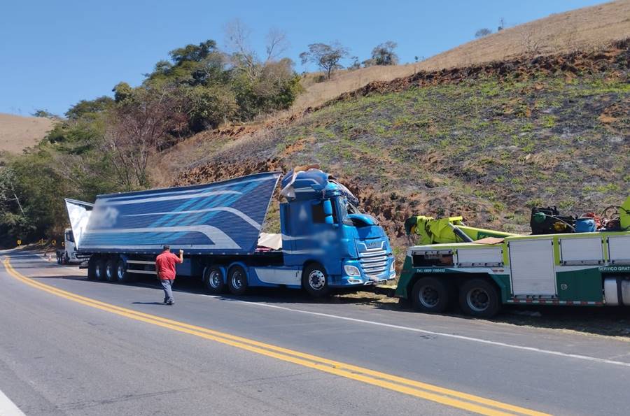 Carreta tomba na BR-116 em Leopoldina e motorista fica ferido
