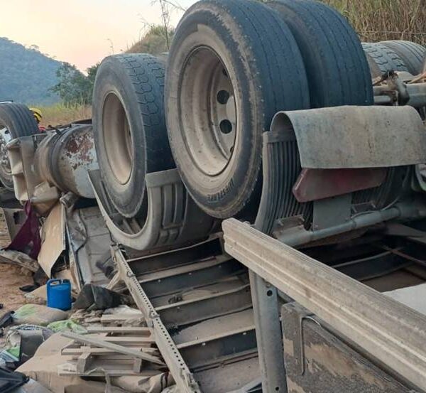 Carreta tomba e deixa duas pessoas feridas na BR-267 em Argirita