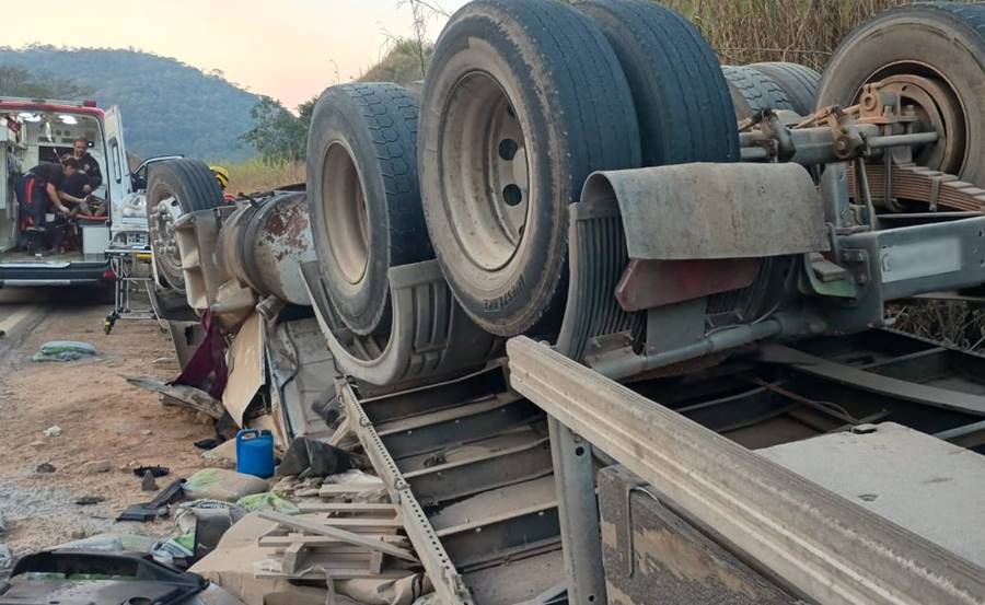 Carreta tomba e deixa duas pessoas feridas na BR-267 em Argirita